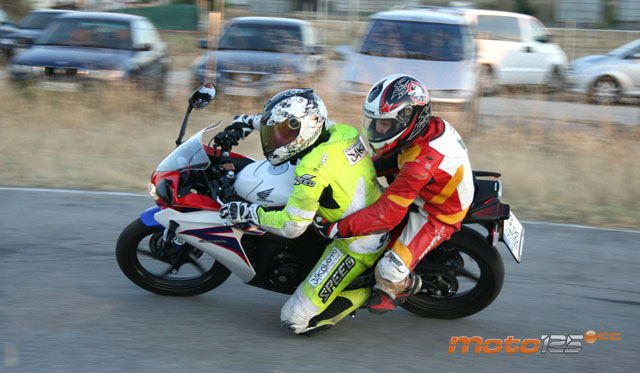 Honda CBR con pasajero