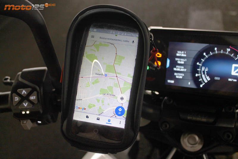 ¿Cómo utilizar tu Smartphone como navegador GPS en tu moto o scooter?
