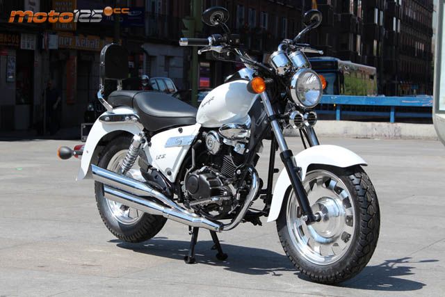 Keeway Superlight 125 LE - De punta en blanco