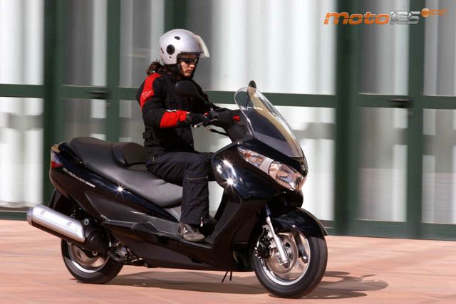 Suzuki Burgman 125 - El pequeño sale respondón