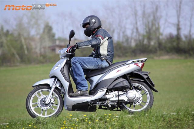 SYM SymPhony 125 DD - Ligero de cascos