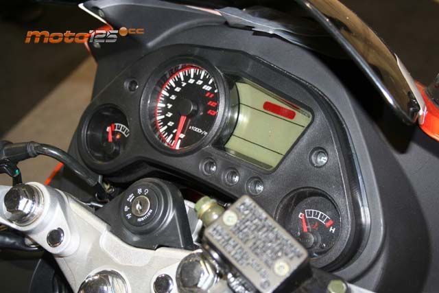 CFMoto V-Night 125 — foto 2