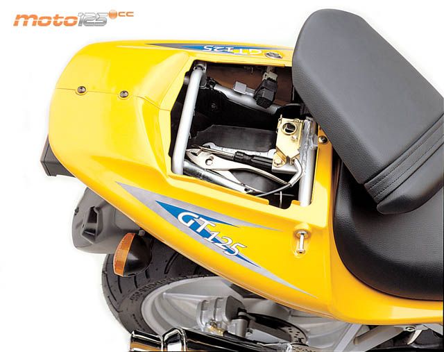 Hyosung Comet GT 125 — foto 4