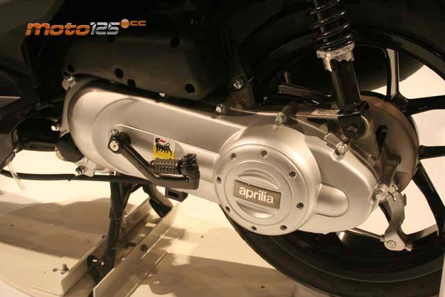 Aprilia SR Motard 125 — foto 5