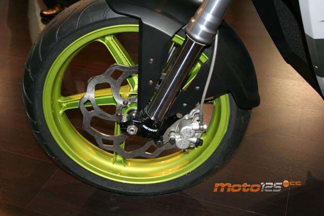 Aprilia SR Motard 125 — foto 8