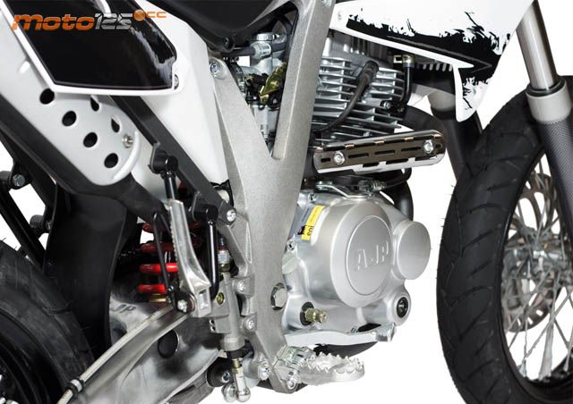 AJP PR3 Supermoto 125 — foto 8