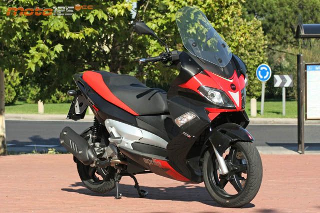 Aprilia SR Max 125 — foto 8