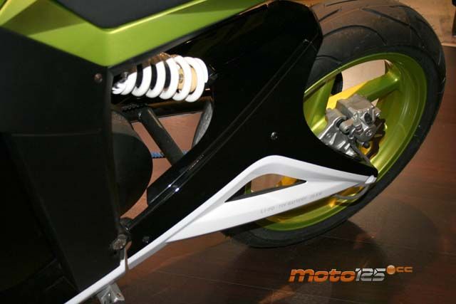 Aprilia SR Motard 125 — foto 9