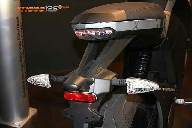 Aprilia SR Motard 125 — foto 10