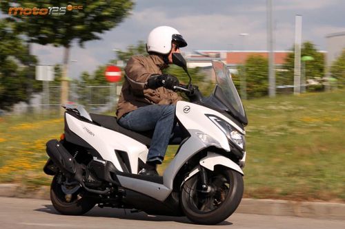 Daelim Steezer P 125 - Con los pies en el suelo