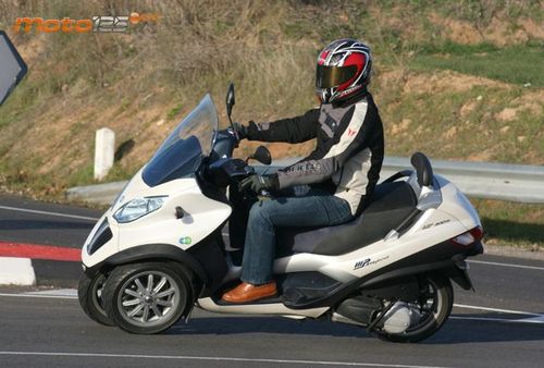 Piaggio MP3 Hybrid 300 LT - La unión hace la fuerza