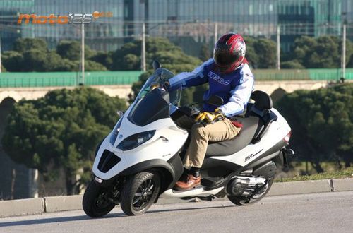 Piaggio MP3 LT 400 Sport - Más allá del límite