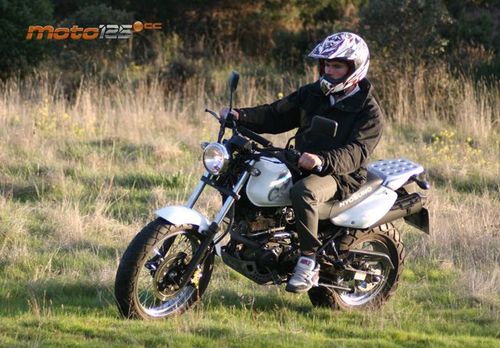 Hyosung Karion RT 125 - Pisando fuerte