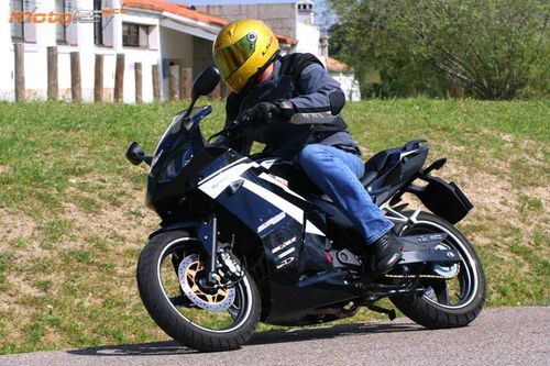 Daelim Roadwin 125R Fi - Supersport Hi-Tech “low cost”