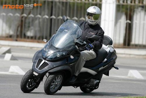 Piaggio MP3 250 LT - Tres no son multitud